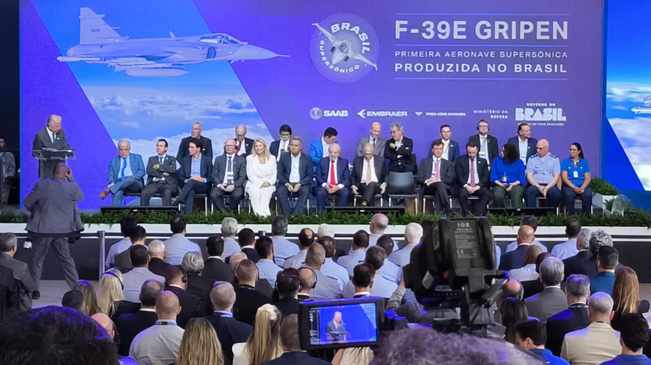 Foto 12 de 15 — Lula chega com comitiva à Embraer e apresenta caça Gripen em agenda na região; VEJA FOTOS